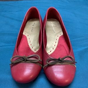 Easy Street Women’s Sz 7 Red Flats with Zipper Bow